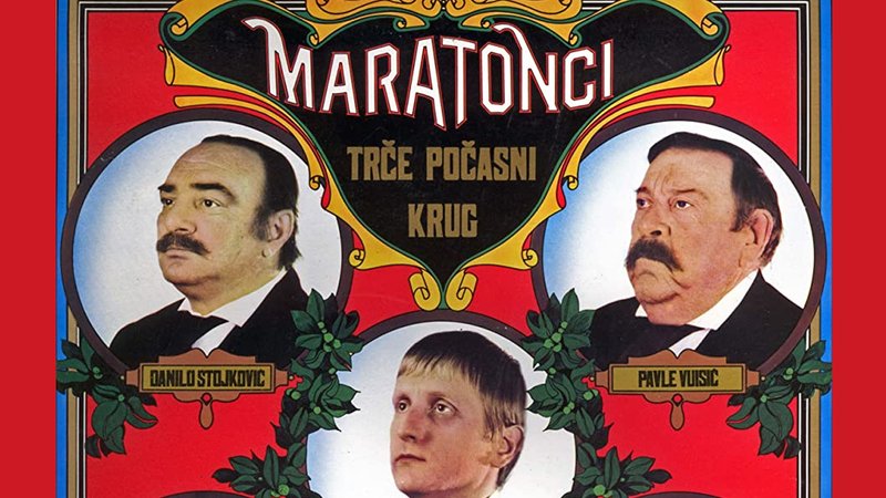 Maratonci tečejo častni krog